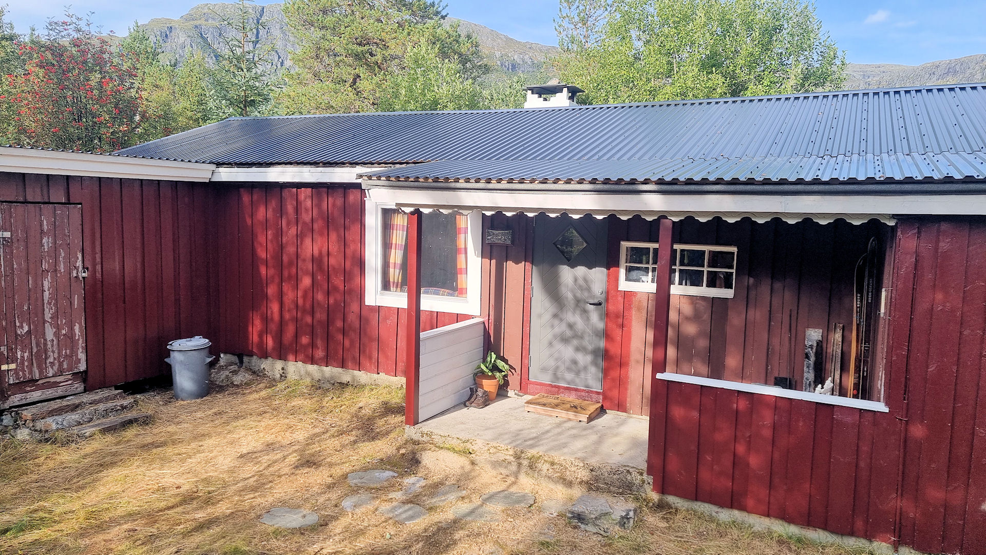 Cladding on the entrance side