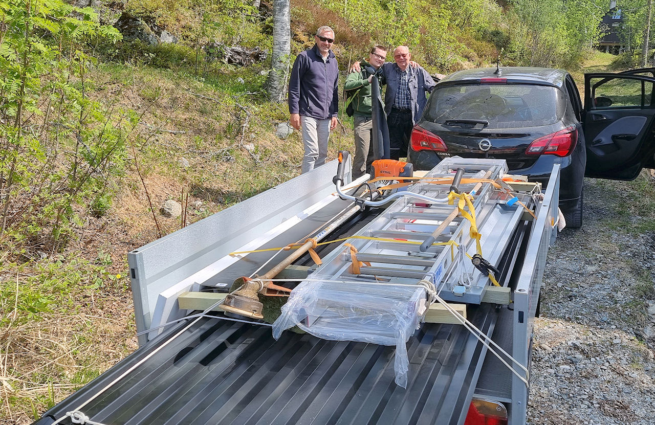 Roof sheets on trailer
